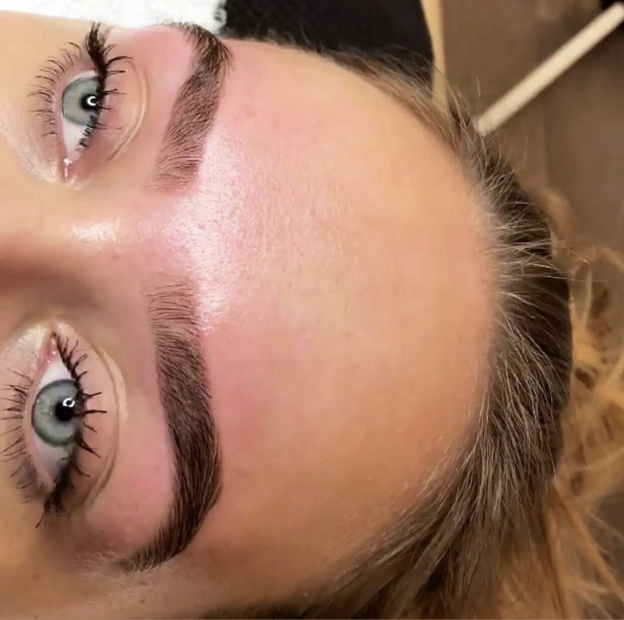 Korrektion af bryn på kunde